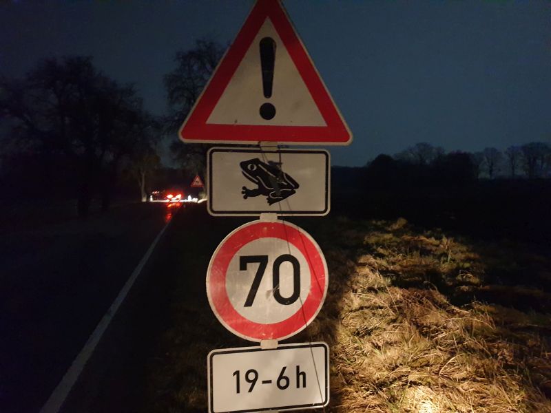 Hinweistafel um die Autofahren aufmerksam zu machen Hinweistafel um die Autofahren aufmerksam zu machen