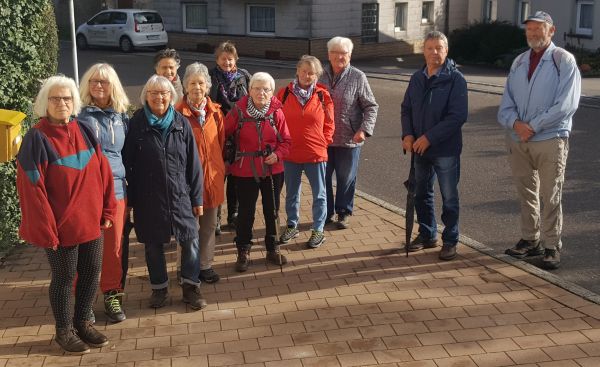 Gruppenbild der Teilnehmenden beim Ausgangspunkt der Wanderung