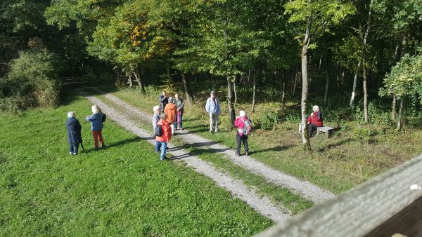 Die Teilnehmer bereiten sich auf die ca. 8km lange Wanderung vor