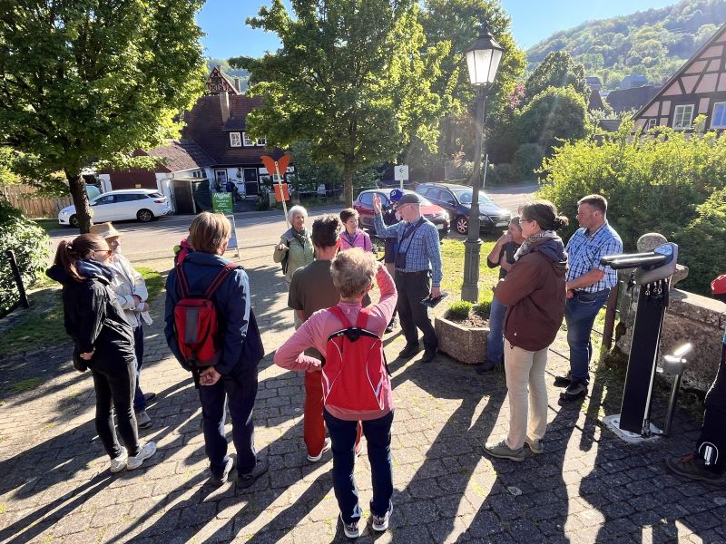 Gespannt lauschten die Besucher der Jagsttalwiesenwanderung den Ausführung