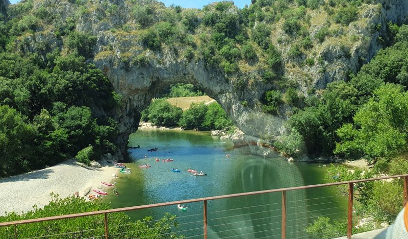 Das Wahrzeichen von Pont d’Arc, der natürliche Bogen über den Ardèche-Fluss