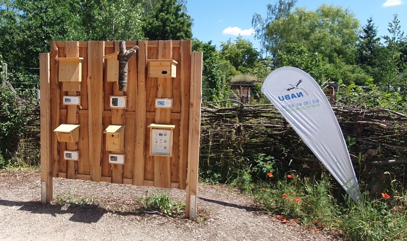 NABU-Stand mit naturnahen Gärten und Nistkästen
